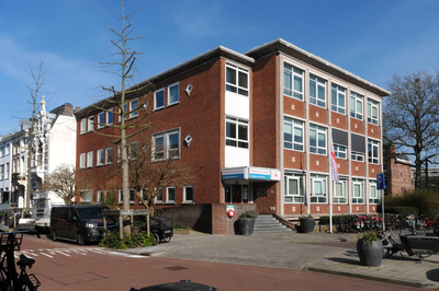 913456 Gezicht op het pand F.C. Dondersstraat 1 (Wijkbureau Oost en Noordoost en kantoor Jeugdgezondheidszorg van de ...